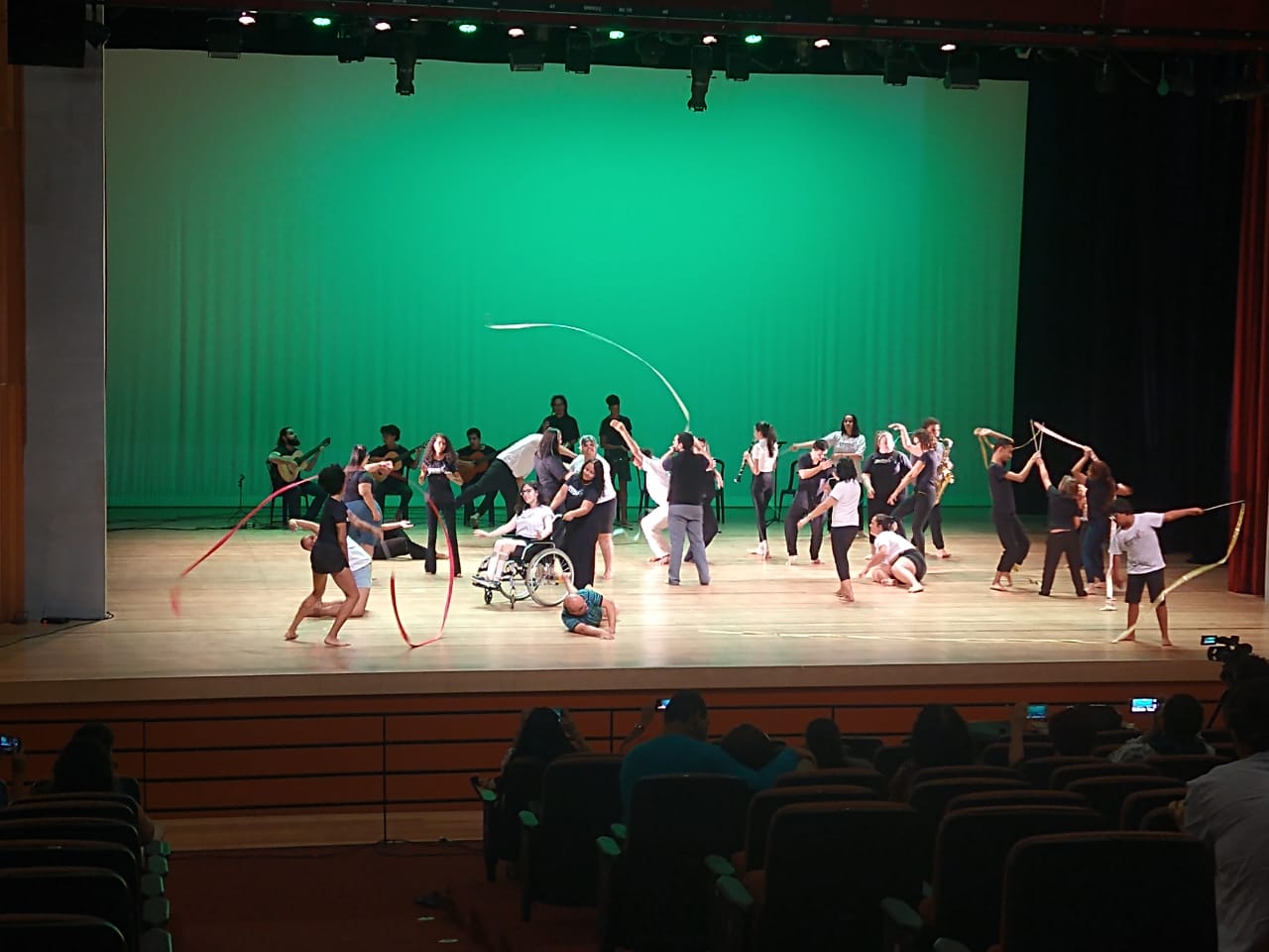 Núcleo de Choro do IFG e Grupo Diversus da UFG no palco durante apresentação promovida pelo projeto Chorinho e Comunidade